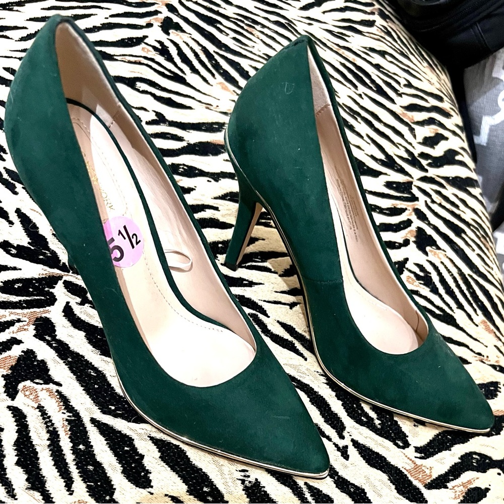 Women’s 3 inch heels with gold detail.